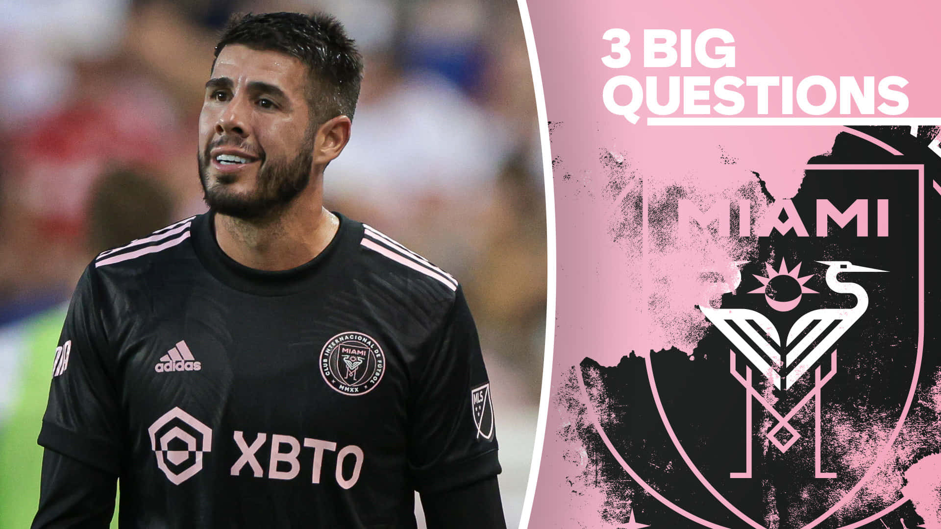 Inter Miami FC 中場球員 Alejandro Pozuelo 圖形藝術 壁紙 — 一名身穿黑色球衣帶有粉紅色點綴的足球運動員，在帶有邁阿密隊標誌和文字的粉紅色圖形旁邊向上看。