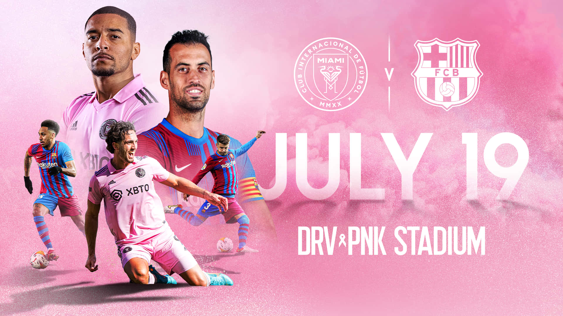 Inter Miami FC 對陣巴塞隆納於 DRV PNK 體育場 壁紙 — 身穿粉紅色和藍色球衣的動感足球運動員在充滿活力的粉紅色背景前擺姿勢，宣傳7月19日在DRV PNK體育場舉行的比賽。