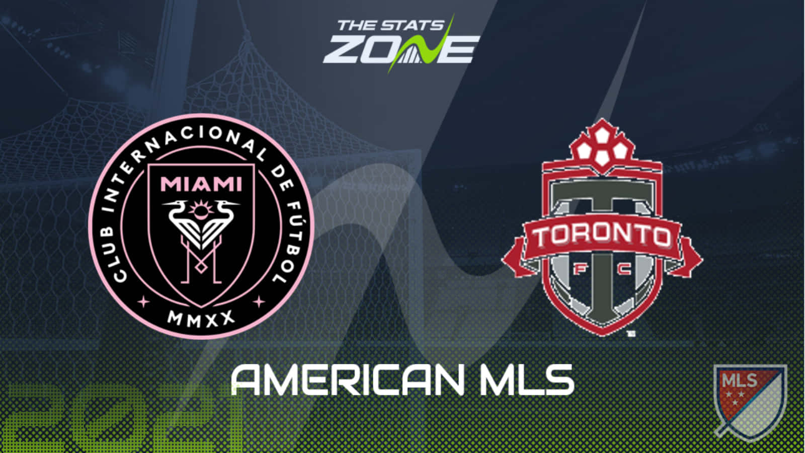 Inter Miami FC 對陣 Toronto FC 2021 美國 MLS 賽事 壁紙 — 兩個足球隊標誌邁阿密和多倫多在黑暗的體育場背景下與發光的綠色數位元素對峙。
