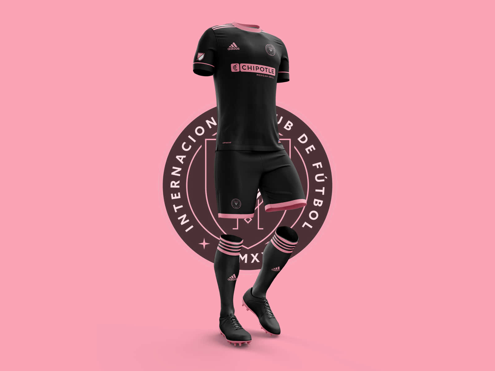 Inter Miami FC 球衣 3D 藝術設計 壁紙 — 一件黑色足球球衣，帶有粉紅色點綴和Chipotle贊助，立在純粉紅色背景上，並有圓形會徽。