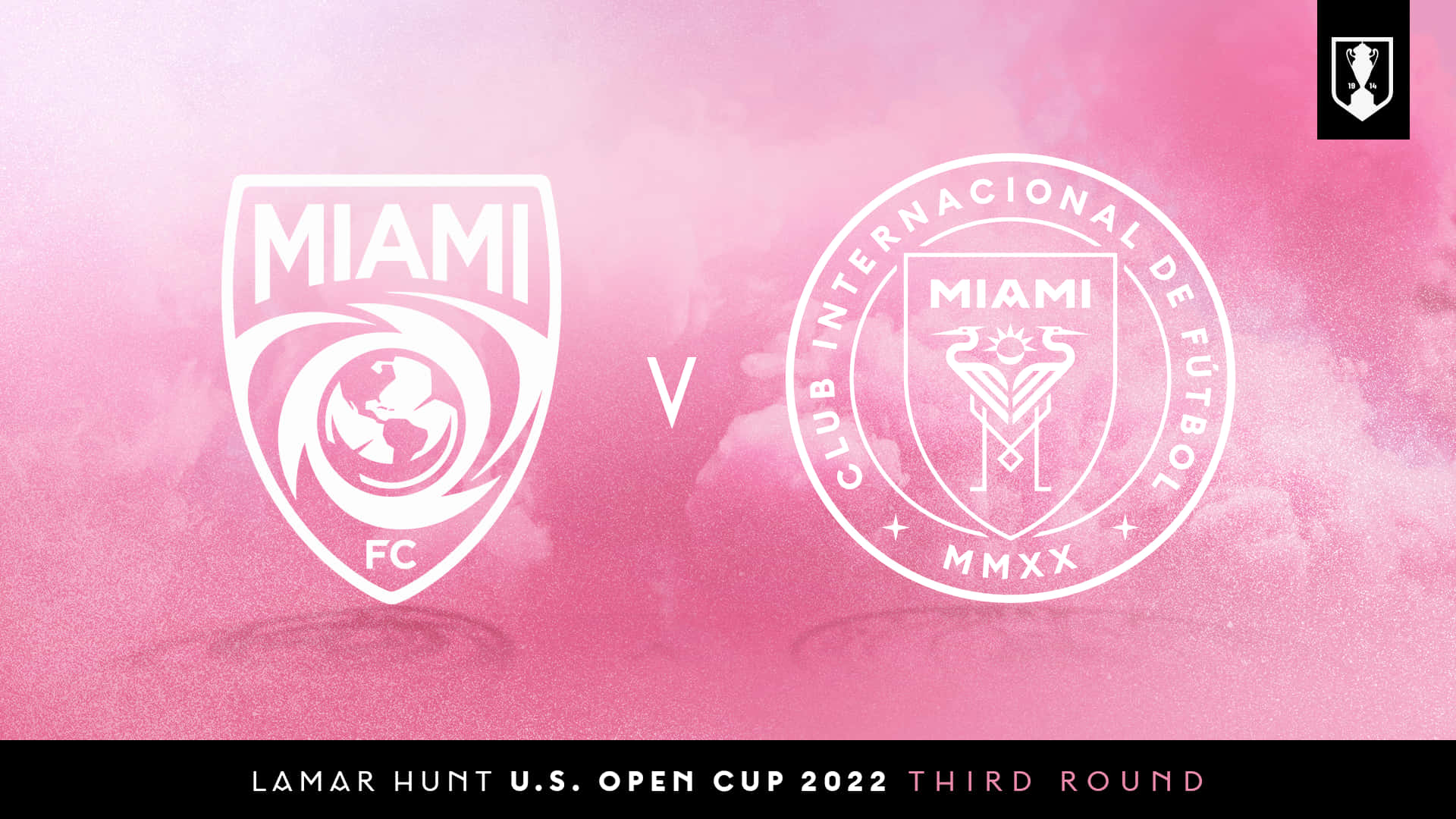 Inter Miami FC 與 Miami FC 2022 美國公開盃 壁紙 — 兩個白色足球隊標誌在柔軟的粉紅色紋理背景上對峙，下方有活動文字。