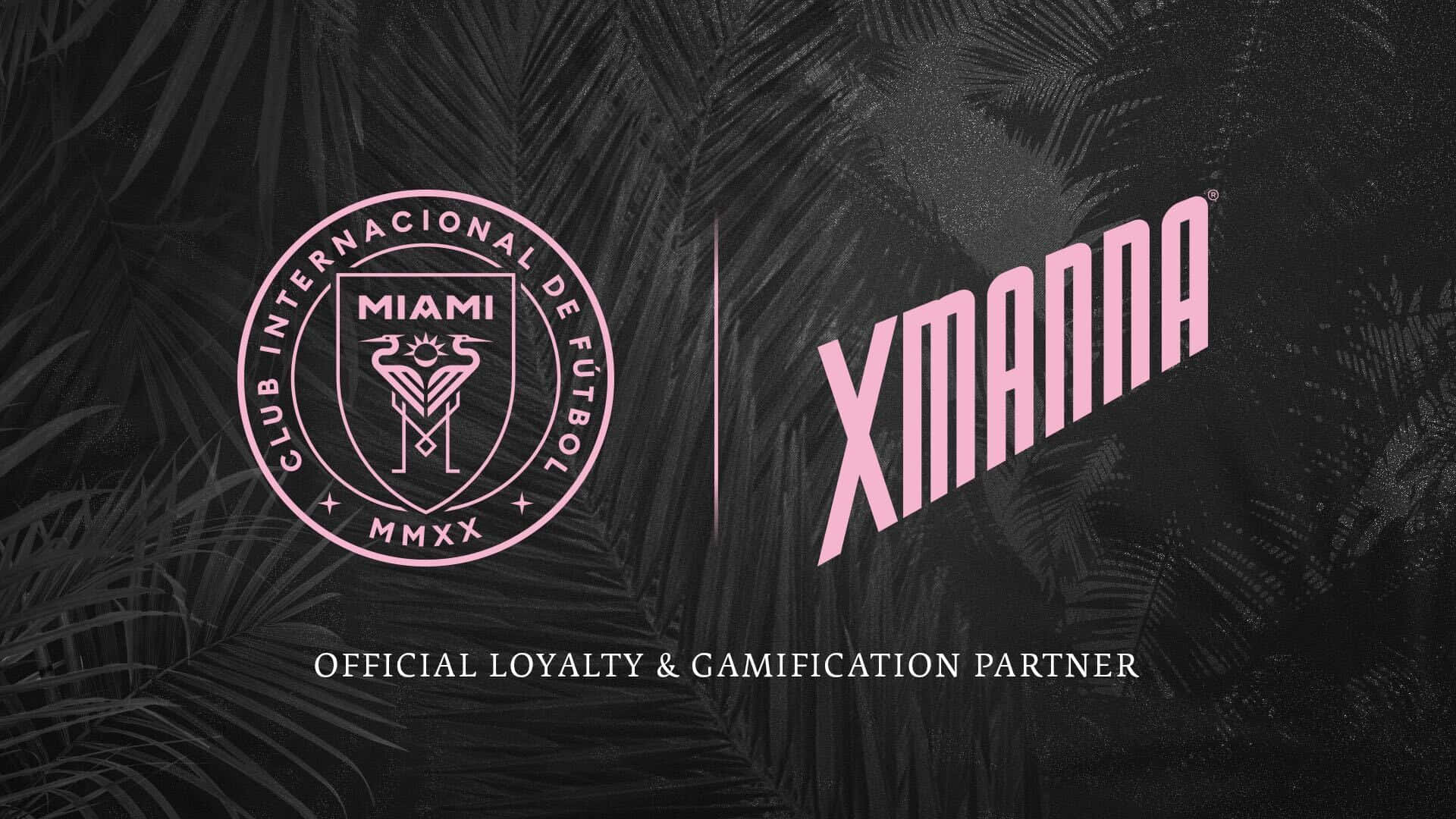 Inter Miami FC 與 Xmanna 合作圖形設計 壁紙 — Club Internacional de Fútbol Miami 和 Xmanna 的粉紅色標誌在深色熱帶葉片圖案背景上脫穎而出。