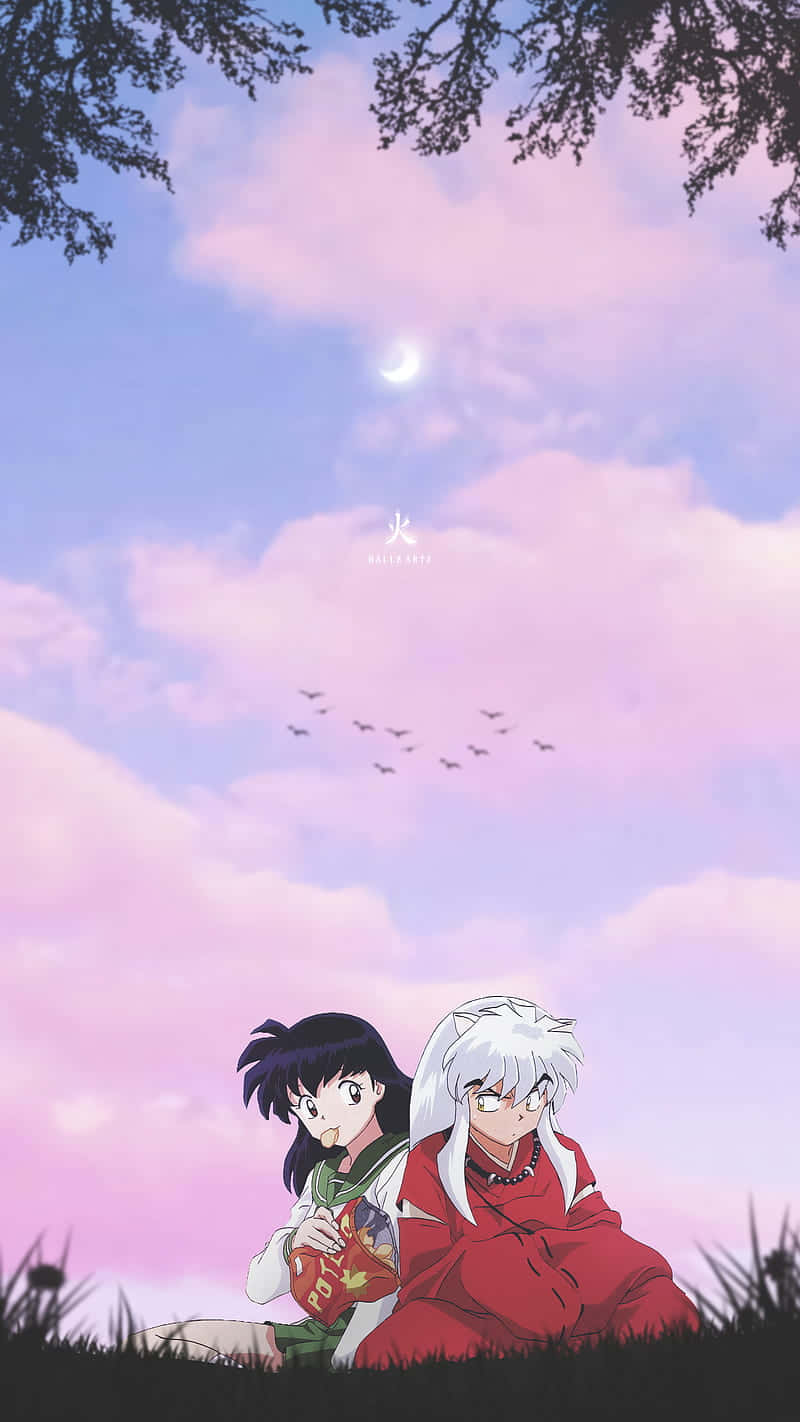 準備好踏上精彩動漫冒險之旅吧！立即下載Inuyasha iPhone應用程式！ 壁紙 — 兩個動漫角色坐在粉紅色暮色天空下，有新月和飛鳥。