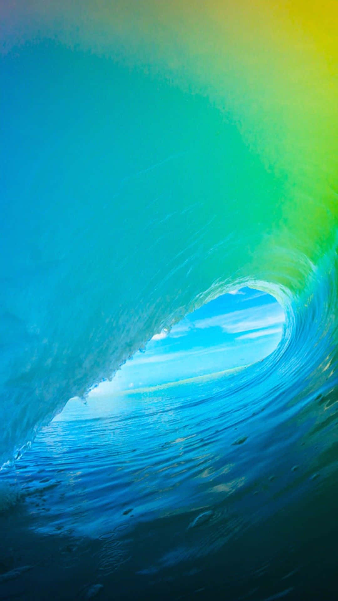 iOS 1 浪花內部視角 壁紙 — 一道充滿活力的彩虹色海浪捲成完美的筒狀，陽光穿透其半透明的藍綠色牆壁。
