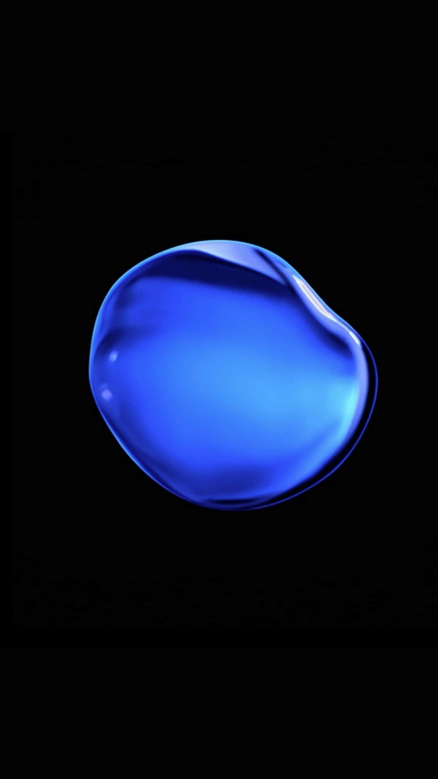 iOS 1 藍色大理石紋理 壁紙 — 一顆發光的藍色液體水滴在純黑色背景上漂浮，以光滑的玻璃表面反射光線。
