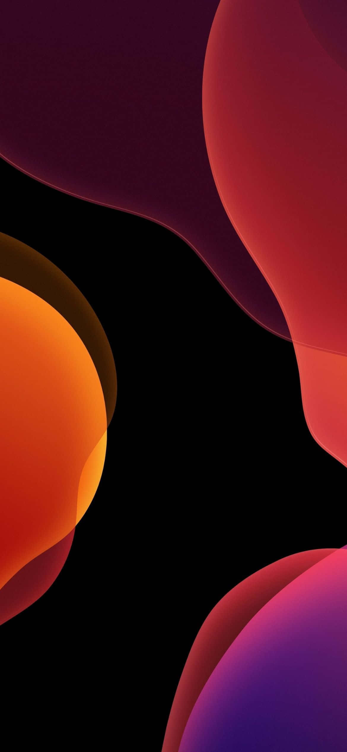 iOS 13 橙紫背景 壁紙 — 充滿活力的抽象形狀，橙色、粉紅色和紫色在深黑色背景上流動。