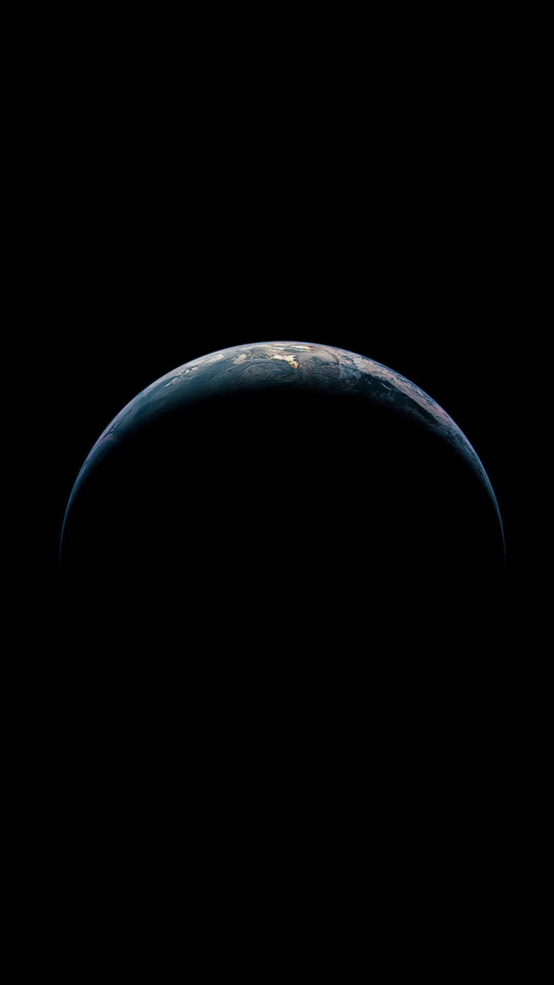 iOS 13行星剪影 壁紙 — 新月形地球在無盡黑暗的太空中閃耀著藍色海洋和白色雲層。