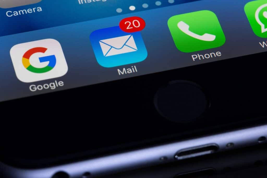 iOS 15 螢幕介面 壁紙 — 智能手機屏幕特寫，顯示Google Mail應用程式有20封未讀郵件和電話應用程式圖標。
