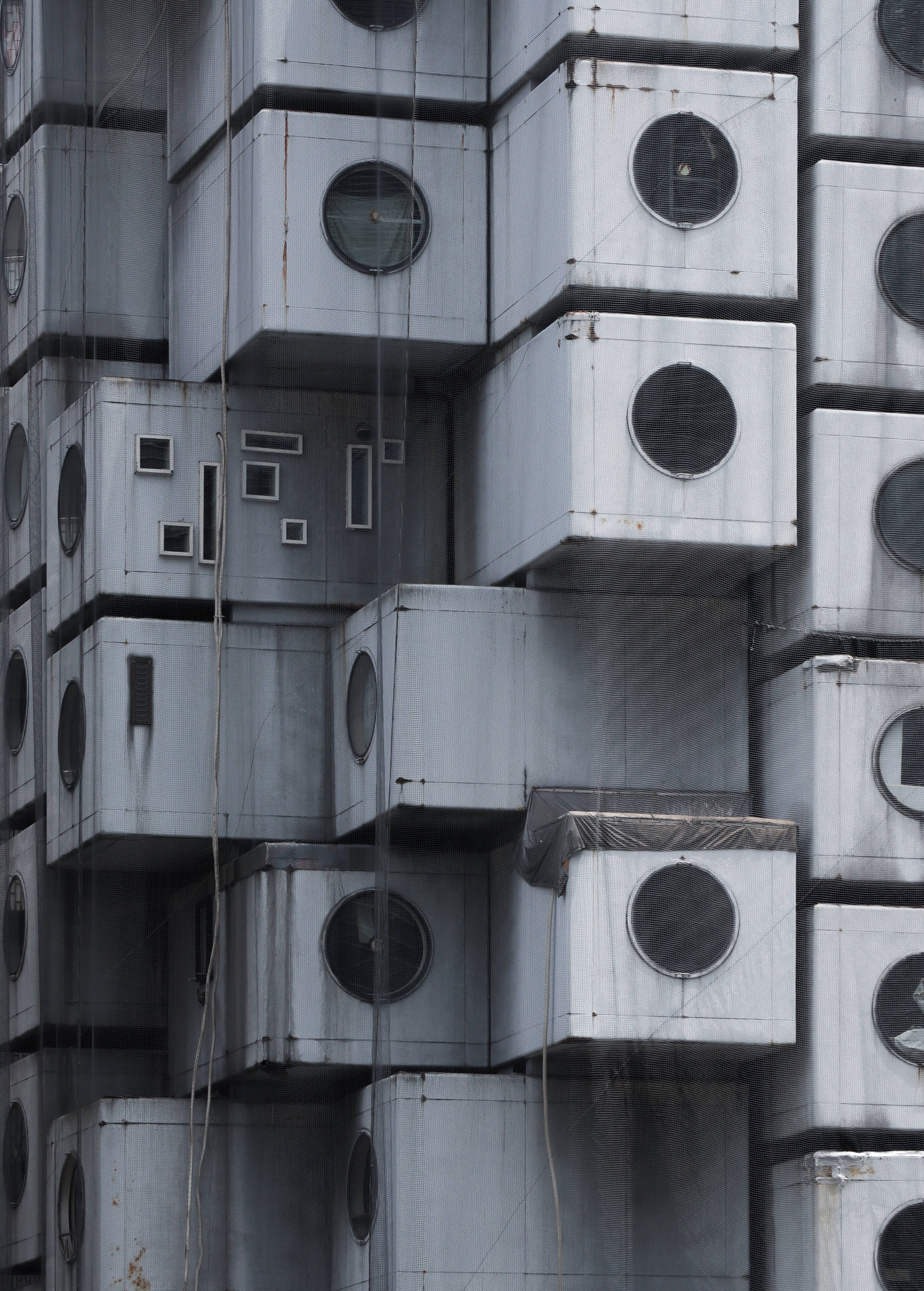 iOS 16 中的中銀胶囊塔 壁紙 — 近距離拍攝標誌性 Habitat 67 模塊化混凝土塊，帶有圓形窗戶和風化紋理。