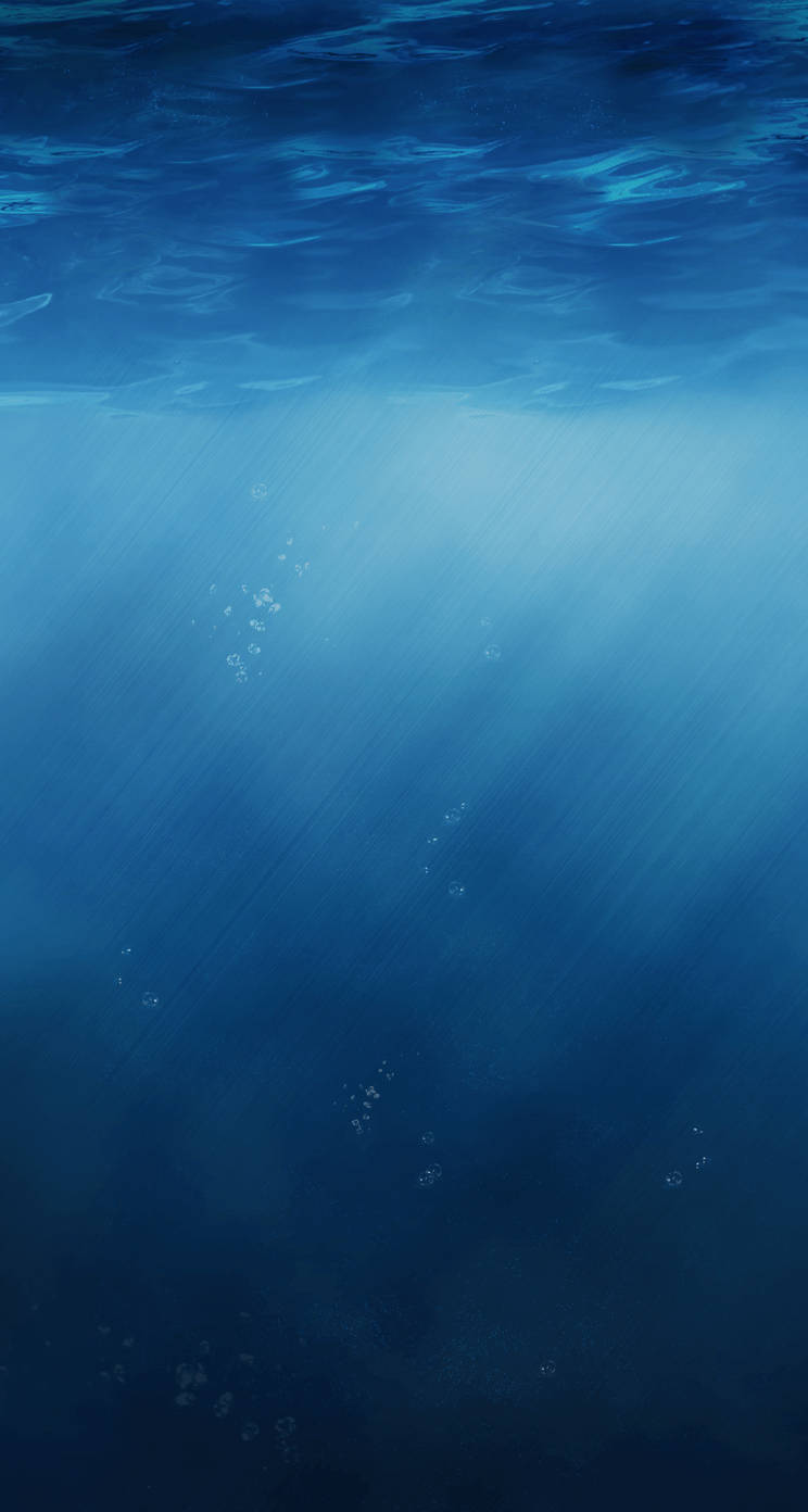 iOS 8 水下光影 壁紙 — 陽光穿透海面，在深藍色海水中漂浮的氣泡上投射出空靈的光線。