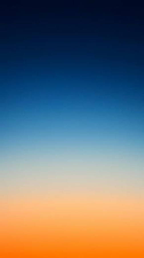 iOS 8 橙與藍色調 壁紙 — 平靜的漸變天空，從頂部的深藍色過渡到底部的溫暖橙色。