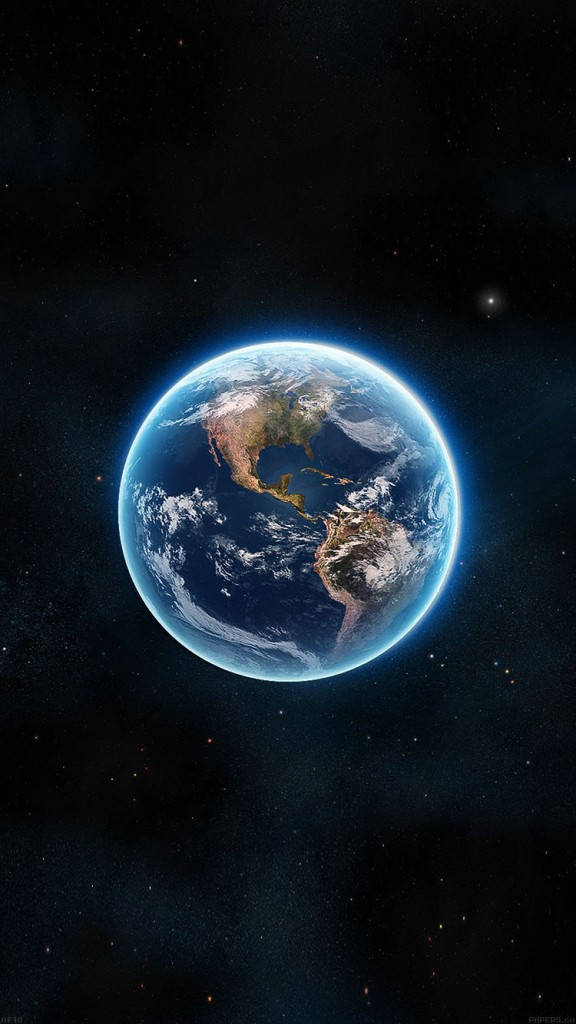 iOS 8 地球壁紙 壁紙 — 從太空看到的地球壯麗景色，展現藍色海洋、白色雲層和各大洲，背景是繁星點點的黑色虛空。