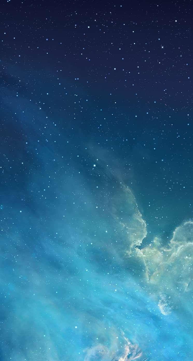 iOS 8 彩雲星河 壁紙 — 令人嘆為觀止的星空夜景，有旋轉的藍色星雲和發光的宇宙雲。