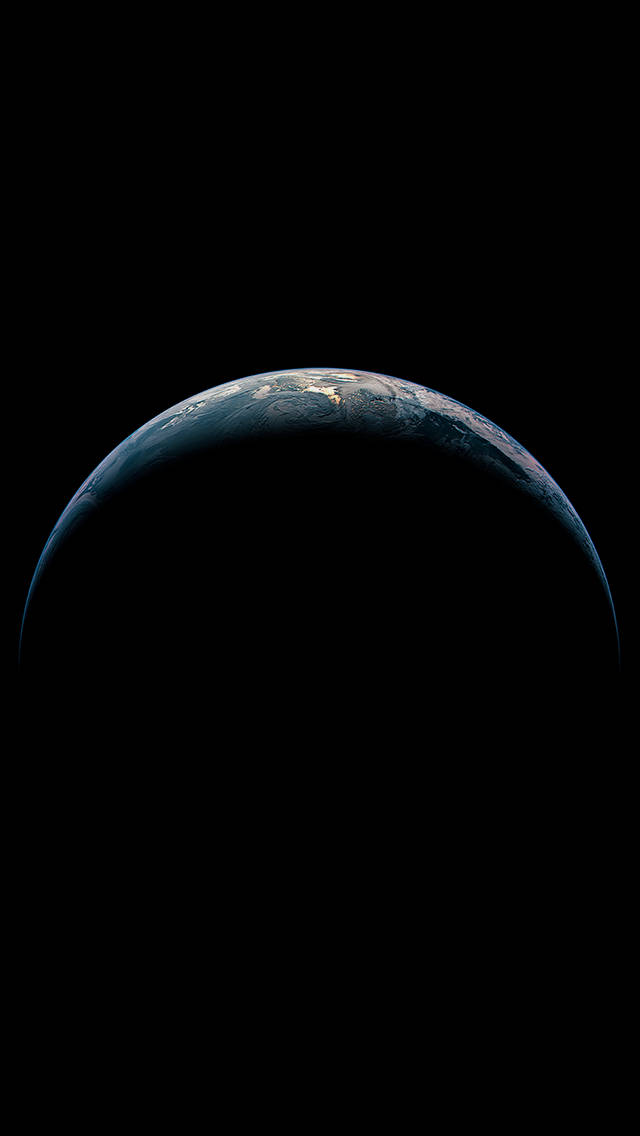 從太空看到的地球，沿著彎曲的地平線有發光的城市燈光，背景是黑暗。