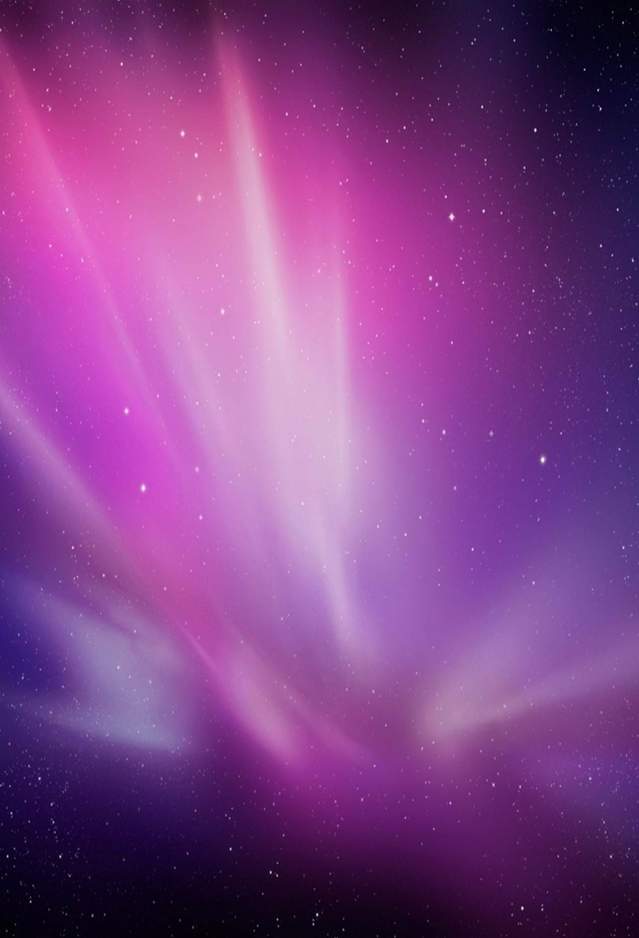 iOS 8 紫色光暈 壁紙 — 充滿活力的粉紅色和紫色極光在繁星點點的夜空中舞動，上演一場宇宙表演。