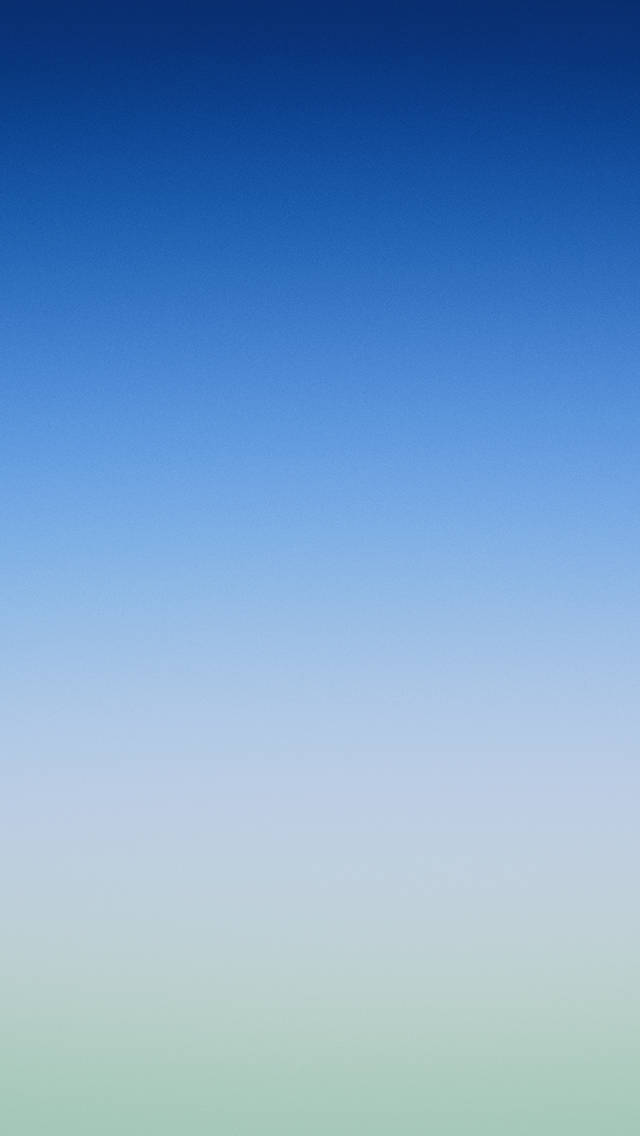iOS 8 綠藍柔調 壁紙 — 平靜的漸變天空，從深藍色過渡到地平線上的柔和薄荷綠。