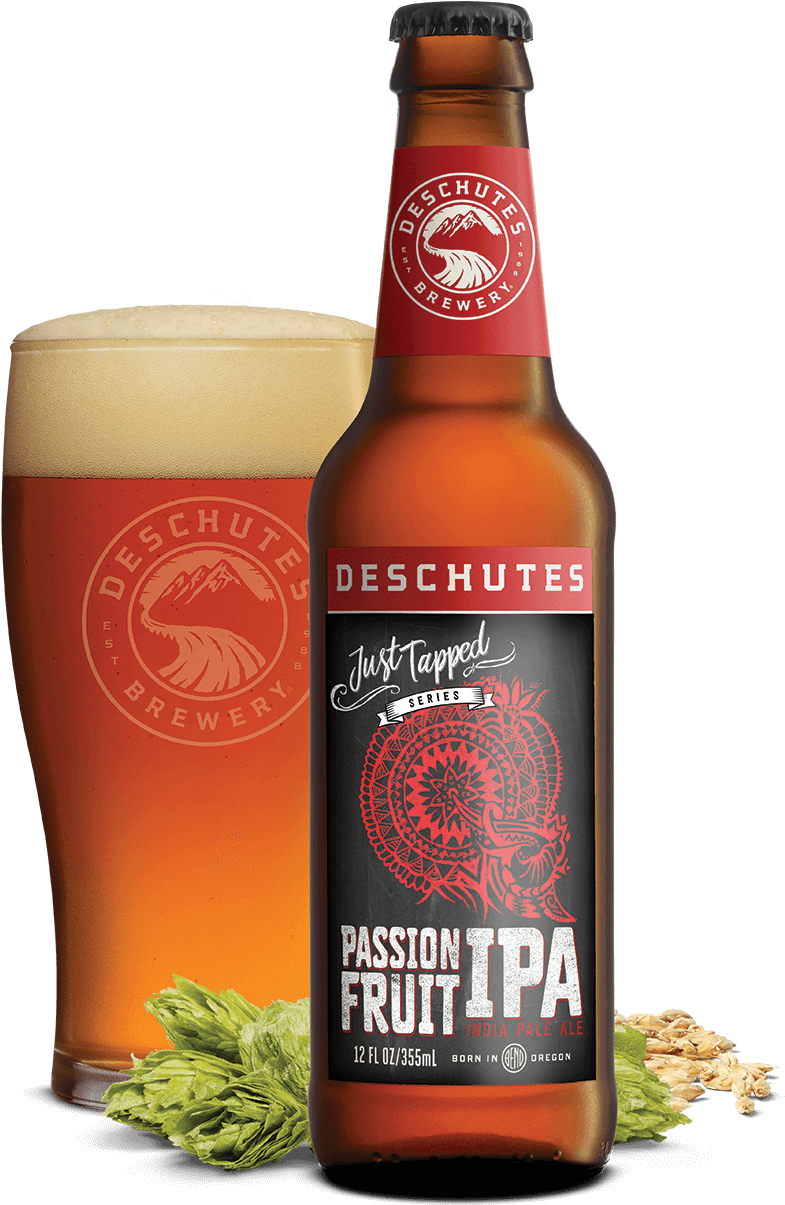 熱帶水果 IPA 啤酒瓶與酒杯 壁紙 — 一瓶琥珀色的Deschutes Passion Fruit IPA啤酒放在一個泡沫豐富的玻璃杯旁邊，周圍散落著新鮮的啤酒花和穀物。