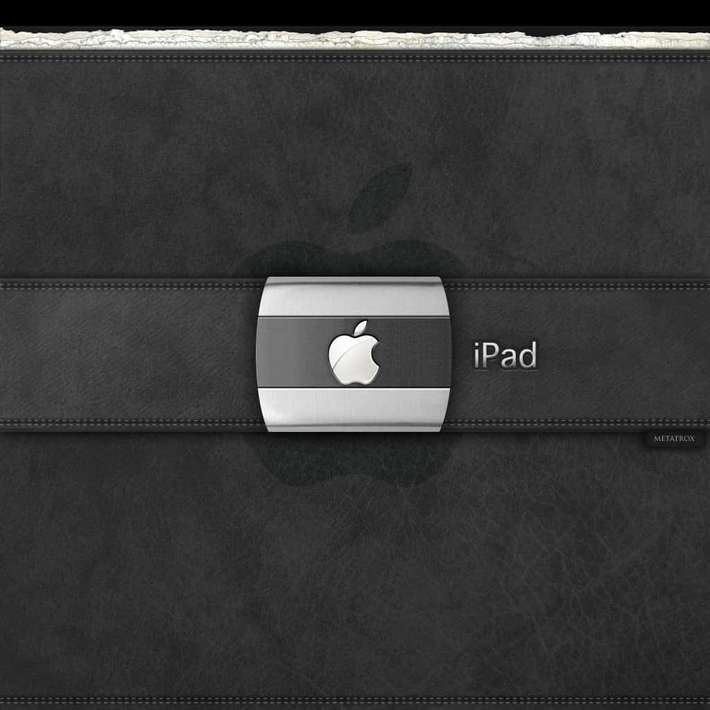 盡享 iPad 2 的驚人功能 壁紙 — 時尚黑色皮革iPad保護套，配有銀色Apple標誌扣環和縫線細節。