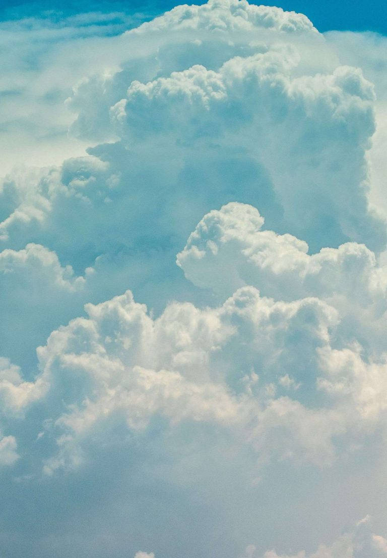 戲劇性的蓬鬆雲朵在寧靜的空中視角中充滿天空。