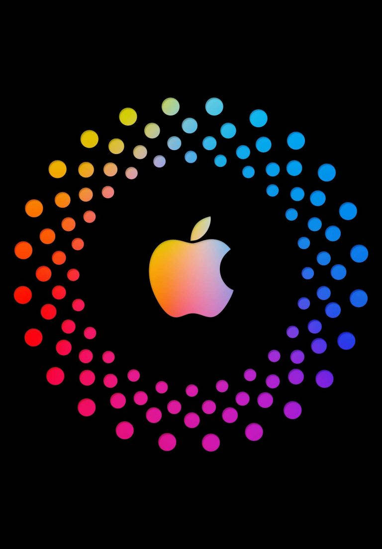 iPad 2021上色彩繽紛的Apple標誌 壁紙 — 一個充滿活力的彩虹漸變Apple標誌，周圍環繞著彩色圓點，背景為黑色。