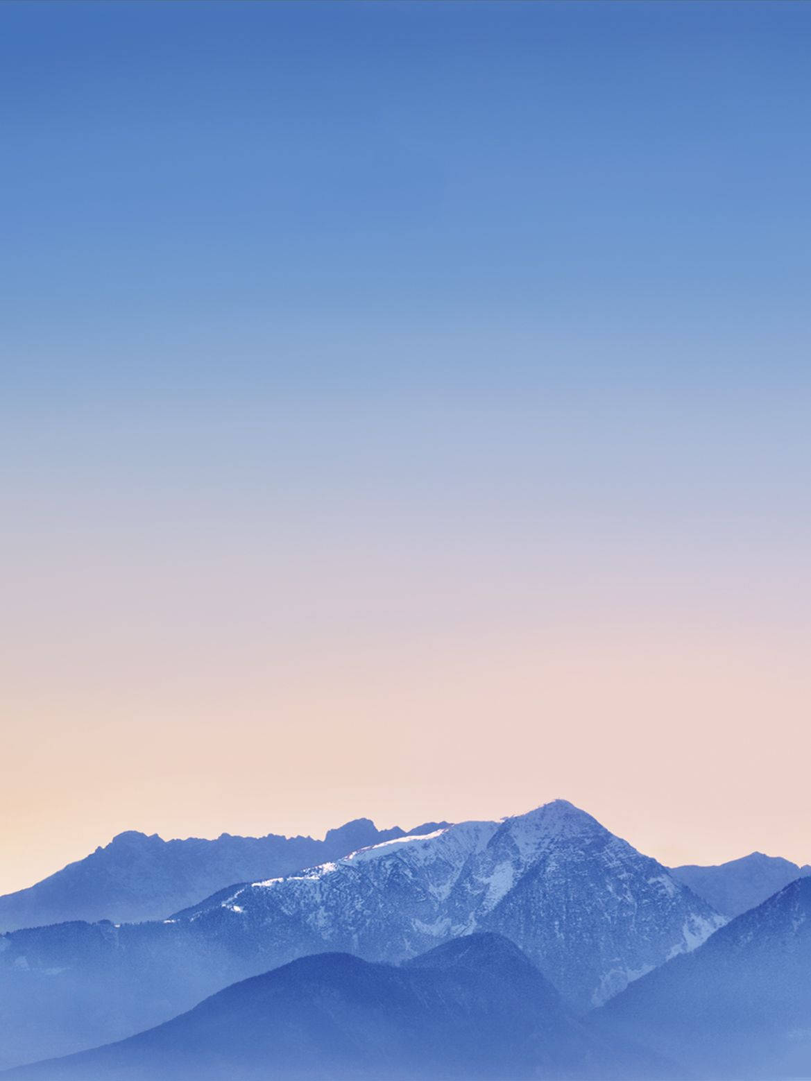 山巒上空柔和地平線 iPad 壁紙 — 白雪覆蓋的山峰在黎明時分從柔和的粉紅色過渡到深藍色的漸變天空中升起。