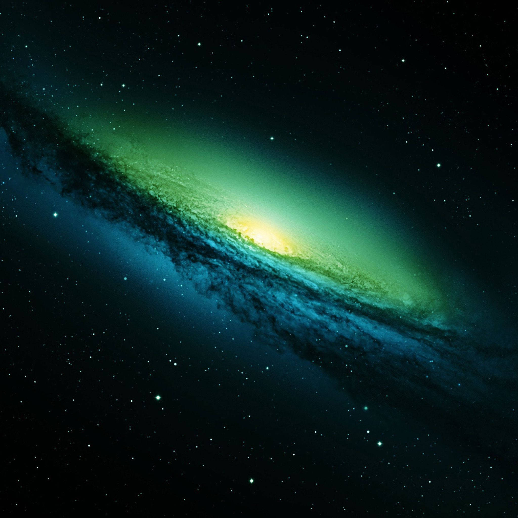 免費 iPad 上的綠色星系 壁紙 — 一個明亮的螺旋星系在繁星點點的宇宙背景下散發出充滿活力的綠色和藍色色調。