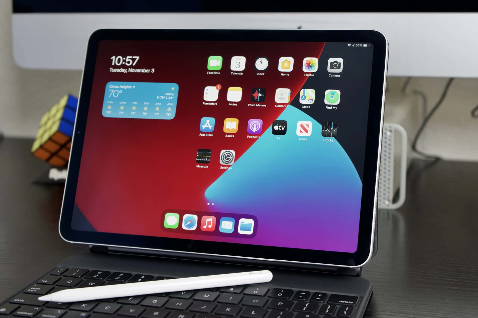 iPad Pro配彩色壁紙和Apple Pencil在鍵盤桌面設置