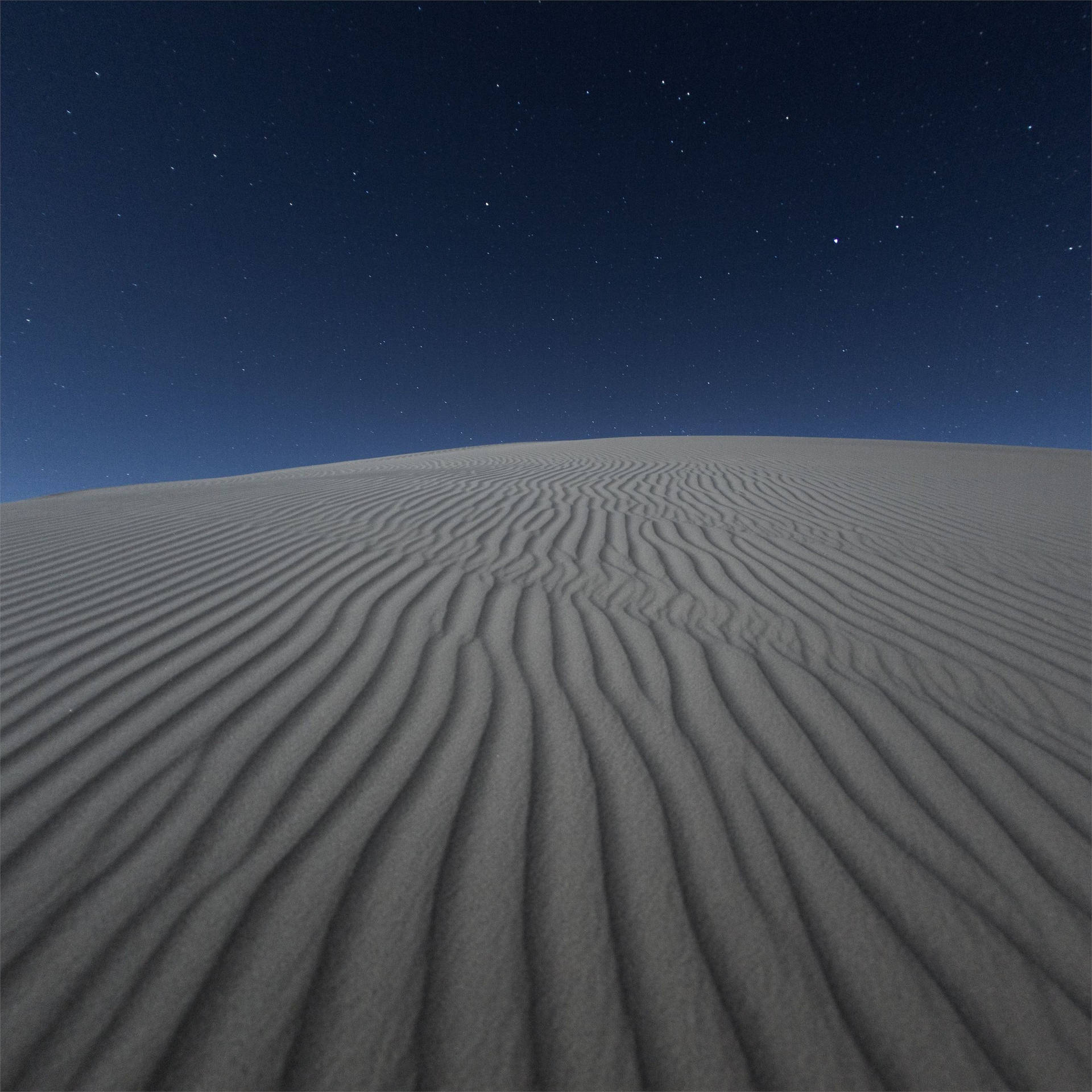 繁星夜空下的波紋沙丘