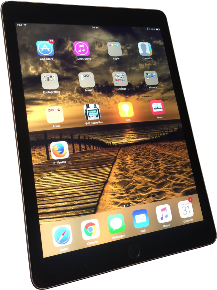 iPad Pro 展示應用程式與日落背景 壁紙 — iPad 顯示日落海灘壁紙，木製棧道在戲劇性的雲層下通往金色沙灘。