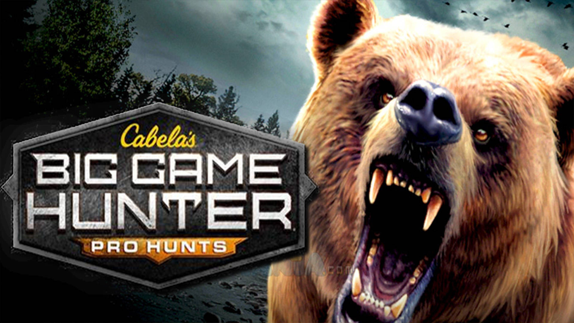 iPad Pro《Cabela's Big Game Hunter: Pro Hunts》中咆哮的灰熊 壁紙 — 一頭咆哮的棕熊露出牙齒，在暴風雨森林背景下佔據畫面，並帶有 Cabela's Big Game Hunter Pro Hunts 標誌。