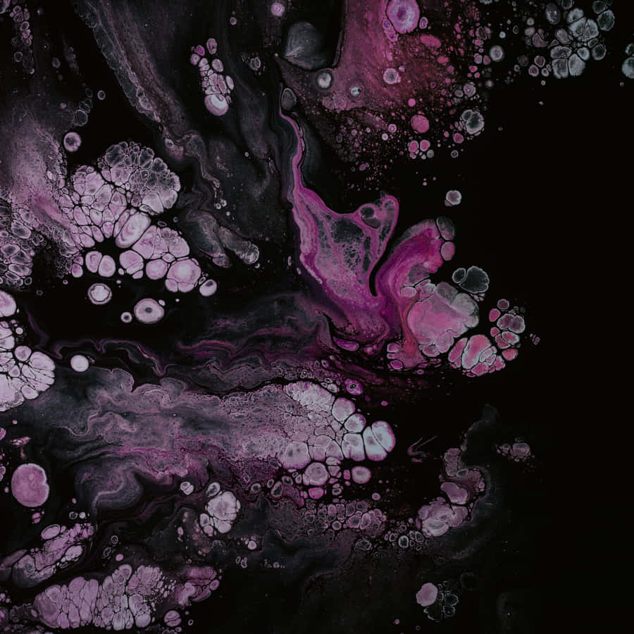 時尚與科技的完美結合——粉紅 iPad Pro 壁紙 — 充滿活力的洋紅色和薰衣草色墨水流淌在深黑色畫布上，形成迷人的抽象流體藝術構圖。