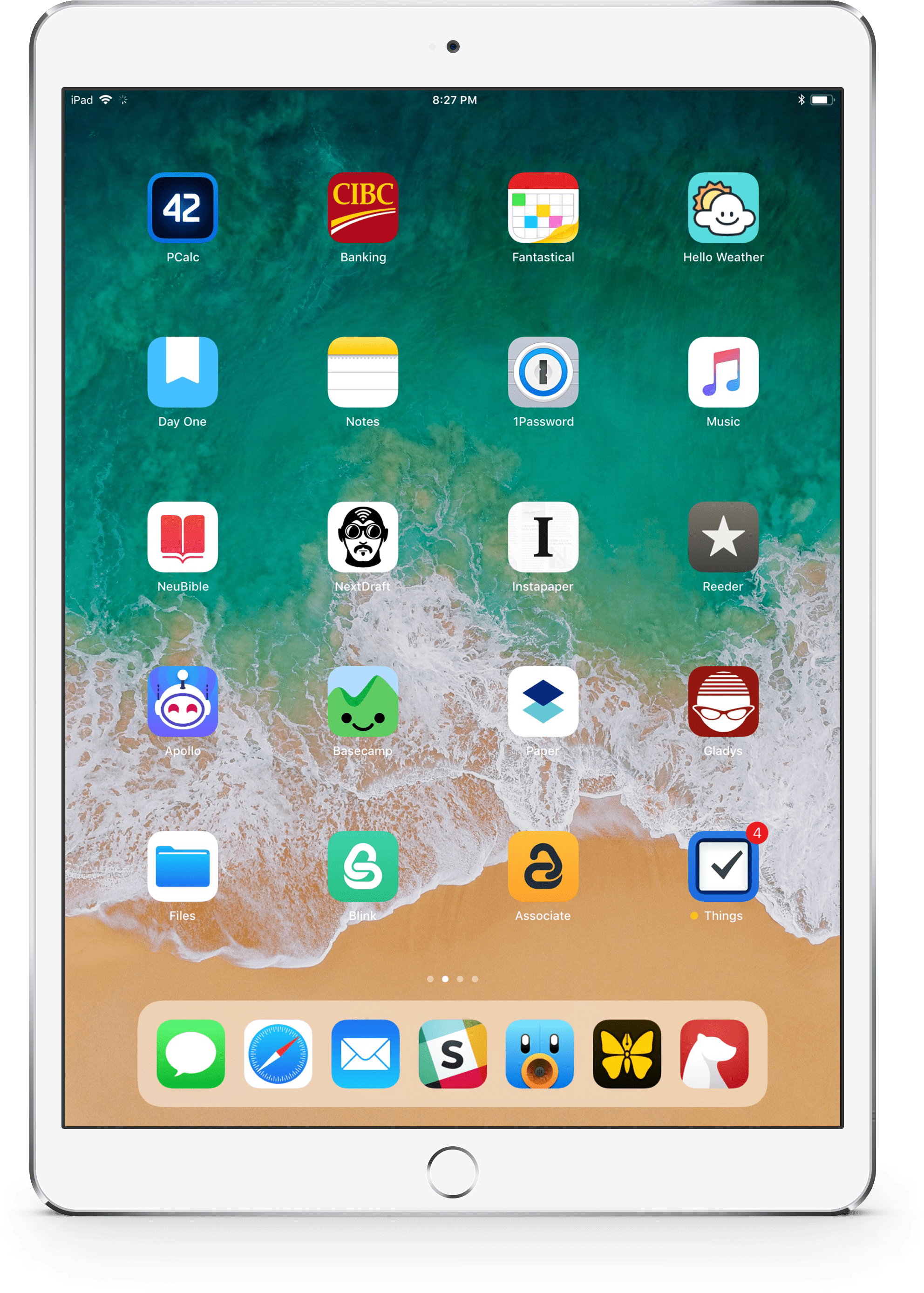 iPad Pro 主螢幕顯示 壁紙 — 白色iPad在黃昏時分顯示應用程式圖示在充滿活力的海浪壁紙上。