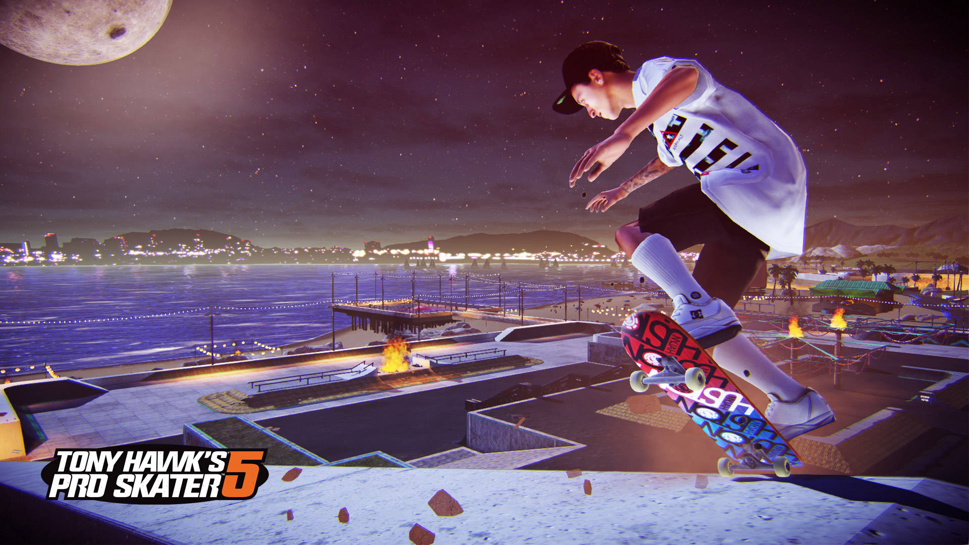 iPad Pro《Tony Hawk's Pro Skater 5》Tony Hawk滑板場滑行 壁紙 — 一名滑板手在半空中於屋頂滑板公園表演技巧，背景是星空、月亮和遠處的城市燈光。