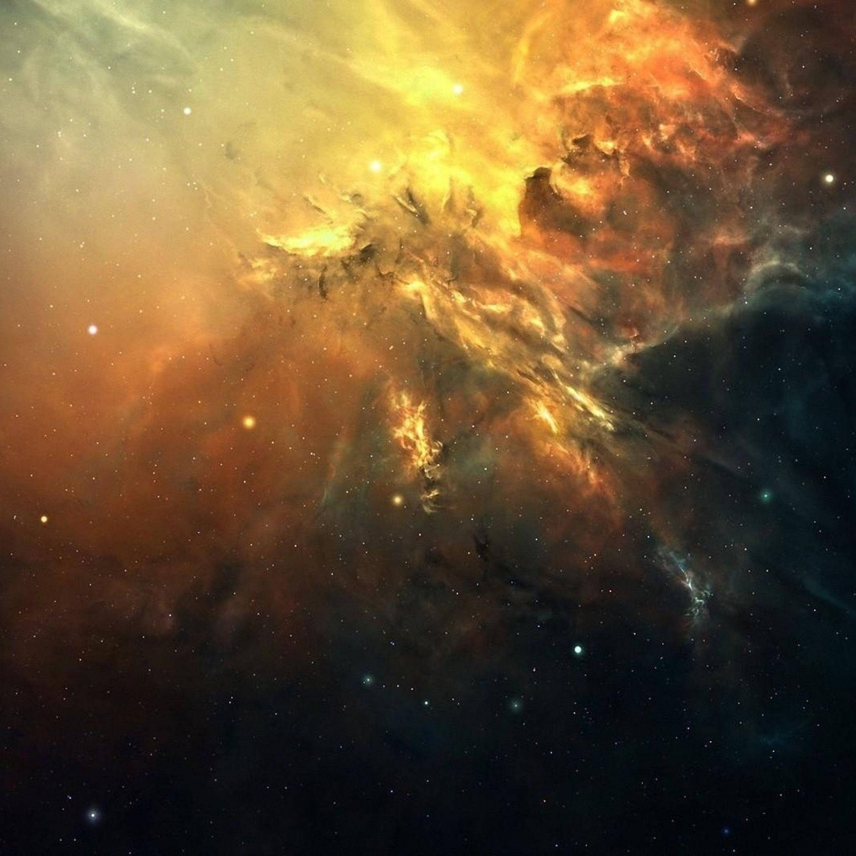 iPad Pro 太空烈焰爆發 壁紙 — 充滿活力的宇宙星雲以火熱的橙色、黃色和深藍色在星空中旋轉。