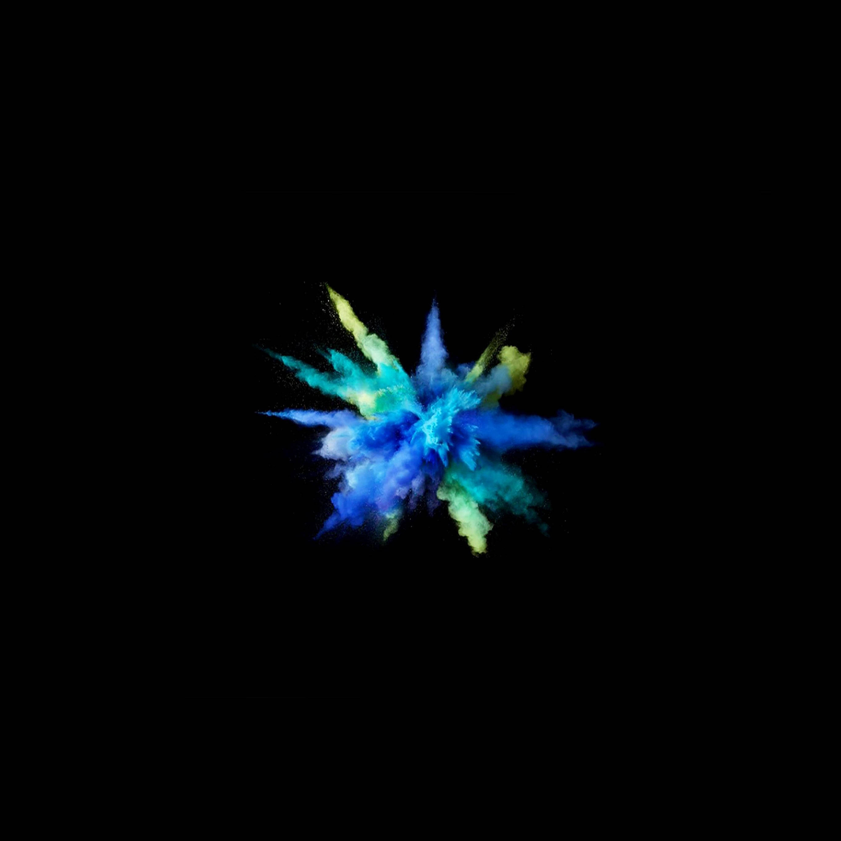 iPad Pro 藍綠黃色爆炸 壁紙 — 純黑色背景上，藍色、綠色和黃色粉末的鮮豔爆炸。