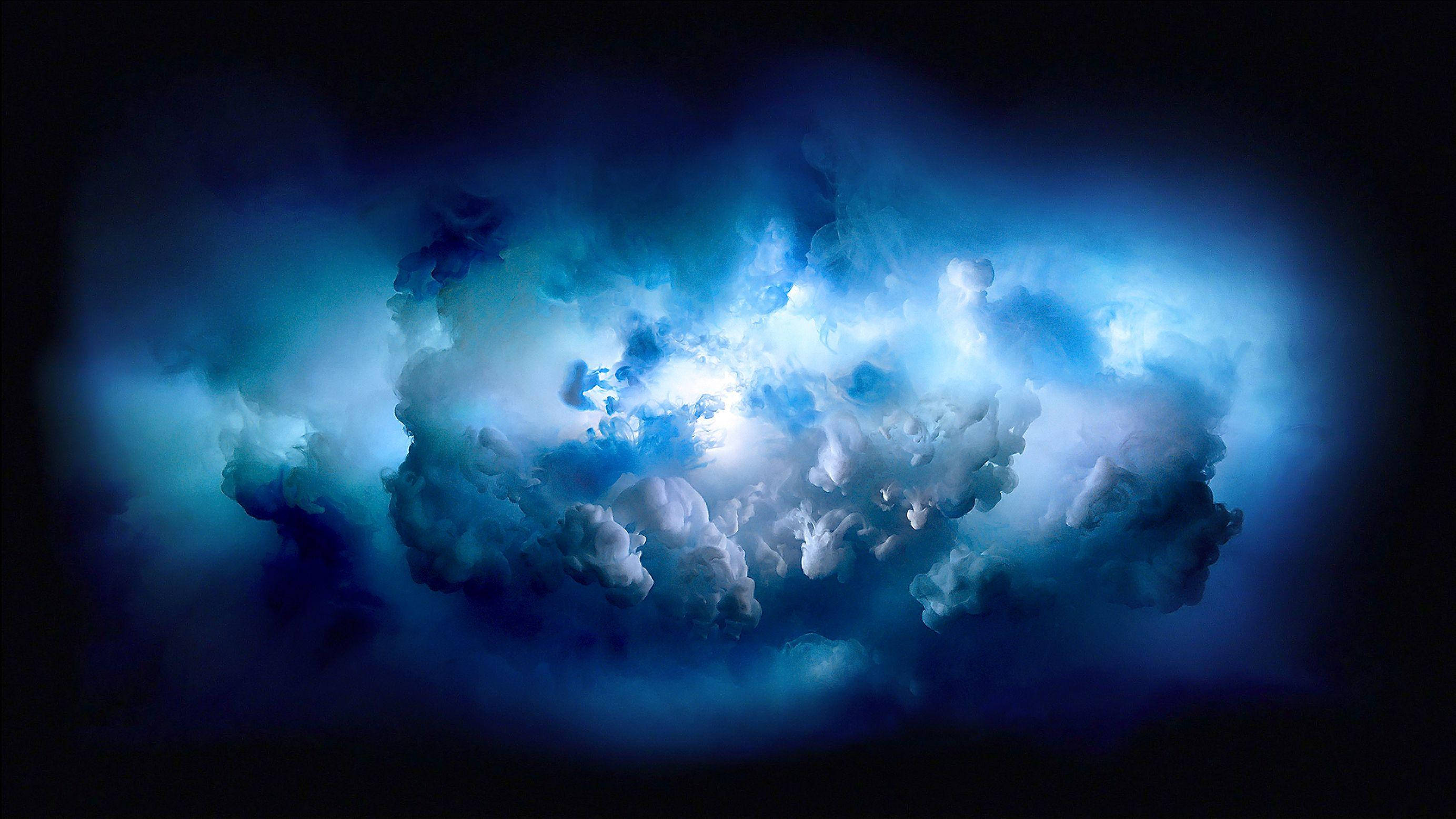 iPad Pro 雲霧燦爛星空 壁紙 — 在黑暗虛空中發光的藍色雲層，帶有柔和的白色高光和深靛藍陰影。