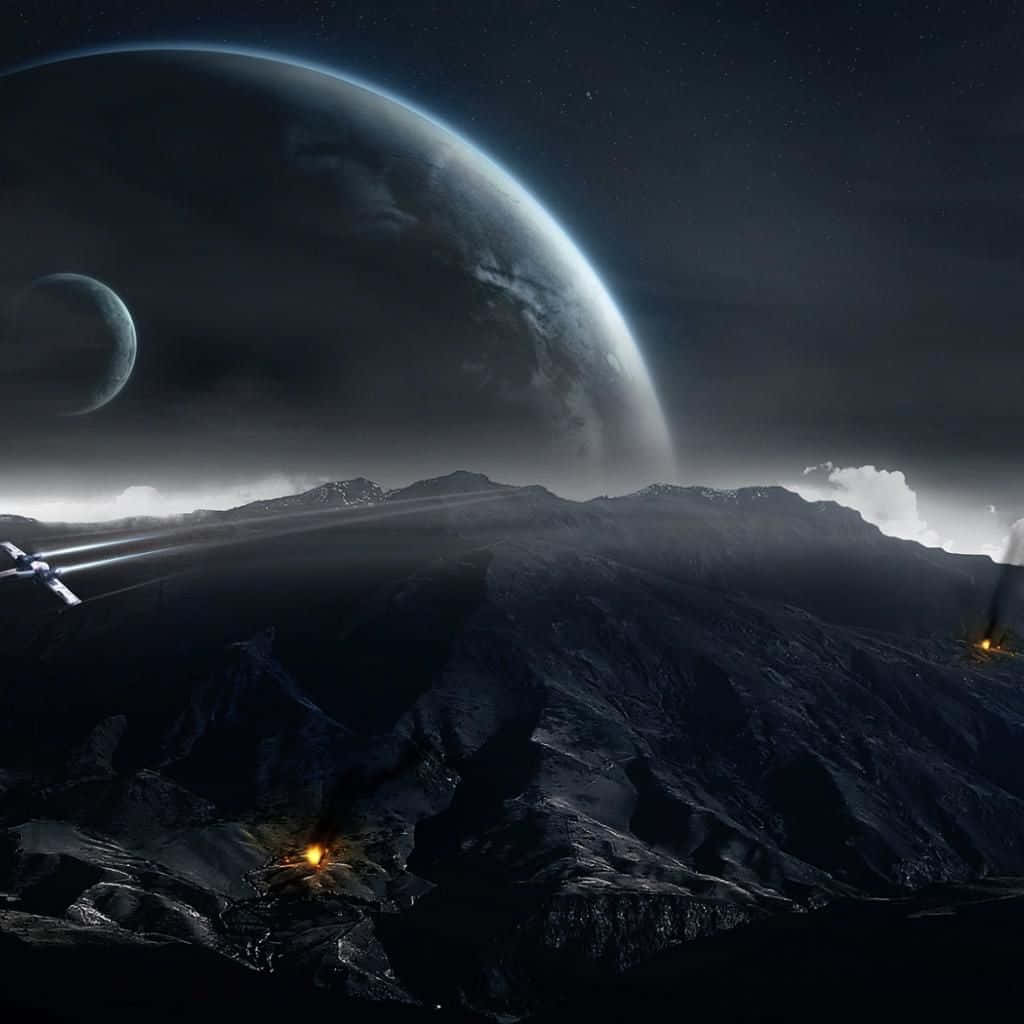 星際戰士星球與月球暗色iPad背景 壁紙 — 一個戲劇性的太空景觀顯示，一顆巨大的行星和月球籠罩在崎嶇的外星山脈之上，下方有發光的橙色燈光。