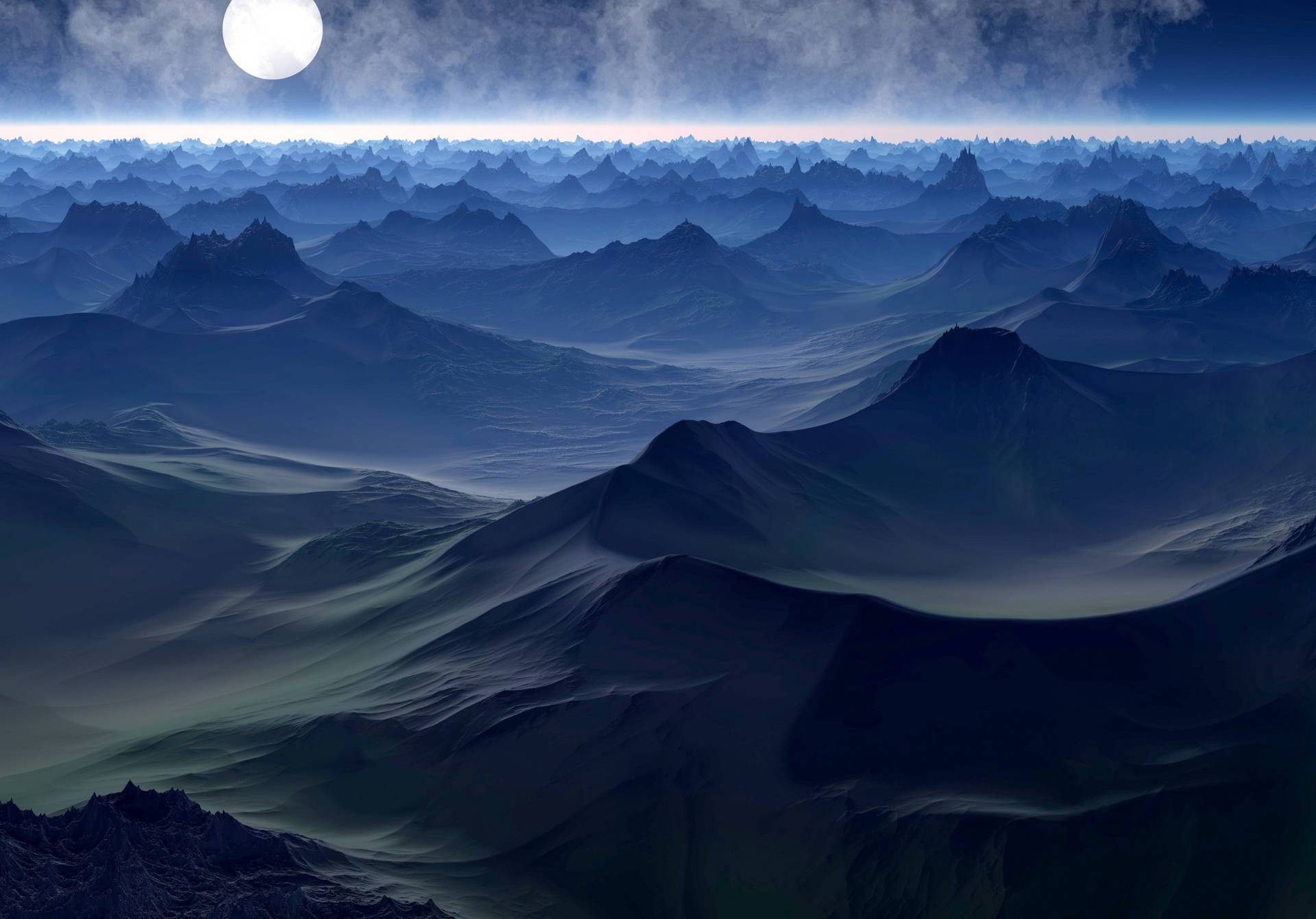 陰雲密布的夜空下，月光照耀的山脈籠罩在大氣薄霧中。 — 美學 iPad 壁紙 壁紙