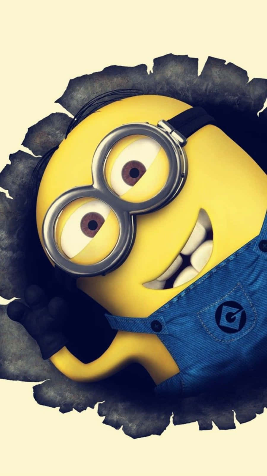 揮手的小黃人 iPhone 壁紙 — 一個開心的黃色Minion透過一個破洞窺視，睜大眼睛，露出牙齒的笑容。