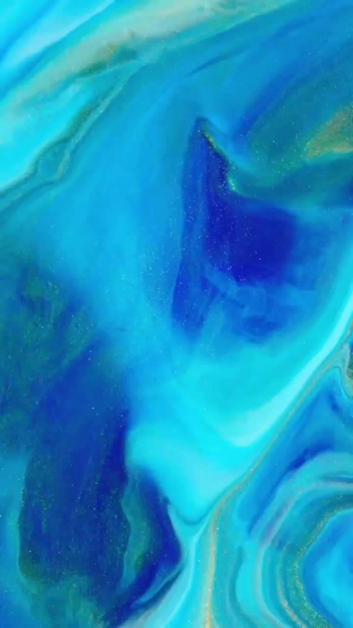 欣賞 iPhone 11 的炫麗藍色保護殼 壁紙 — 充滿活力的旋轉藍色和藍綠色，帶有金色斑點，營造出迷人的抽象流體藝術構圖。