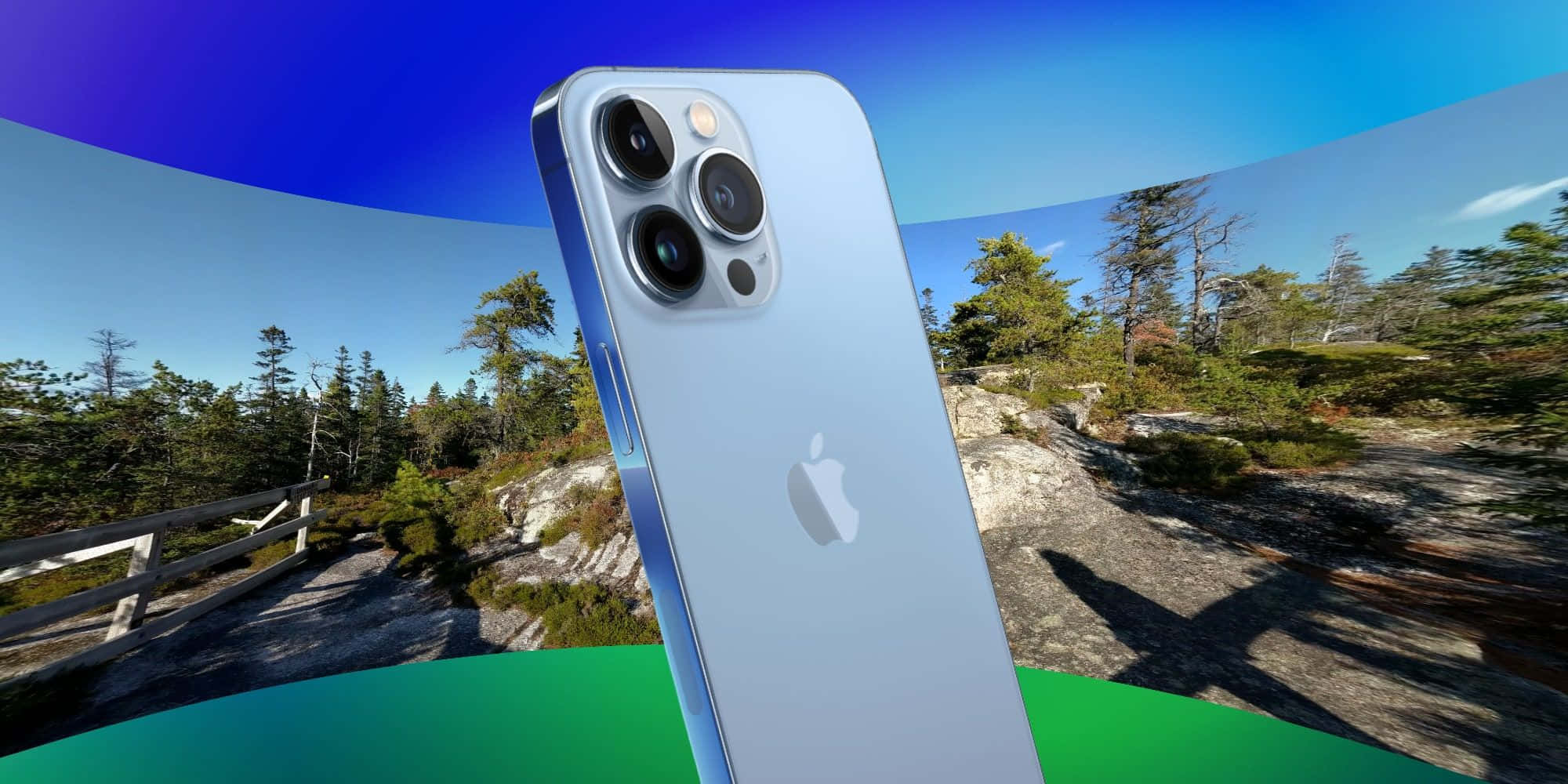 iPhone 11 Pro 360度風景圖 壁紙 — 一部銀色iPhone 13 Pro配備三鏡頭，在充滿活力的藍綠色漸變背景上直立，背景中有陽光照射的森林小徑。
