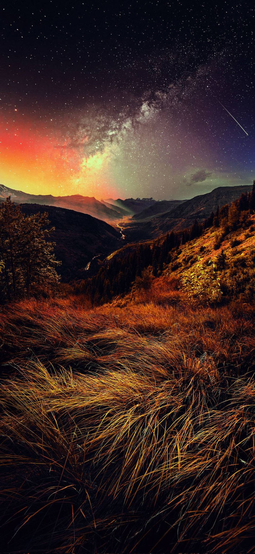 繁星點點的夜空，銀河在秋日山谷上方。