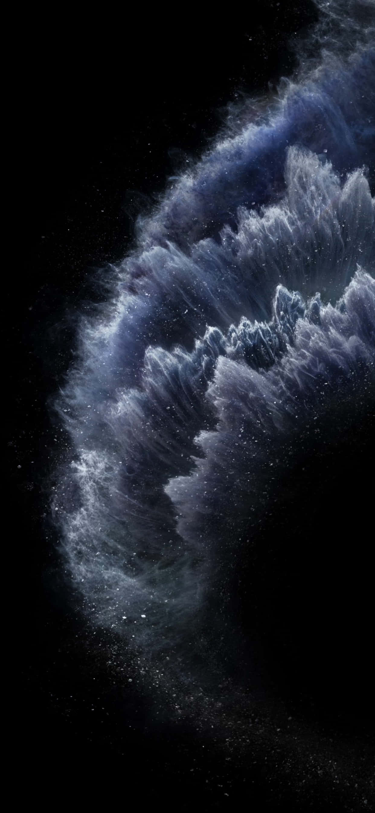以 iPhone 11 Pro Max 將您的智慧手機提升至新境界 壁紙 — 宇宙星雲在深藍色和白色中旋轉，映襯著佈滿星星的黑色虛空，形成一道雄偉的天體波。