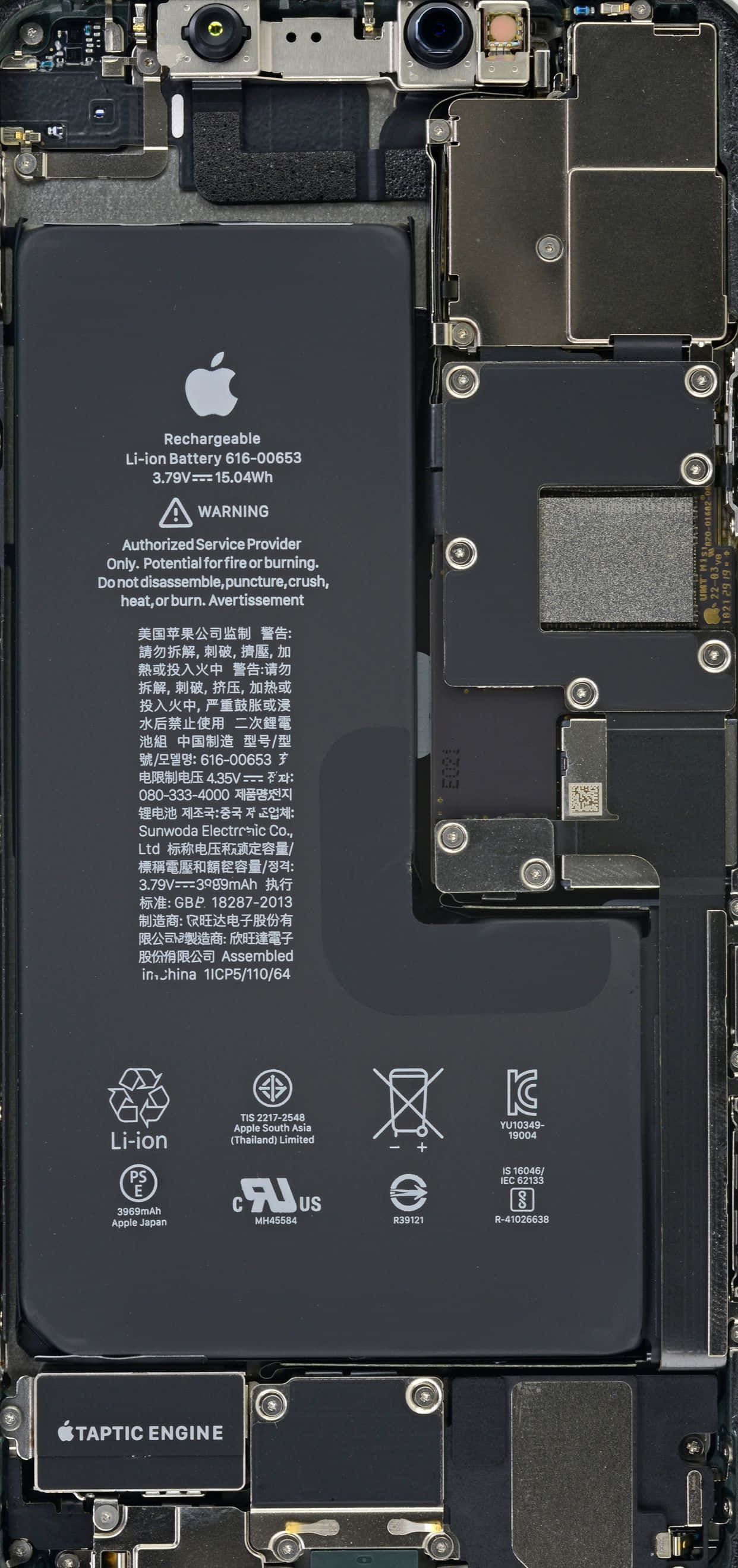 捕捉 iPhone 11 Pro Max 的絕美風采 壁紙 — iPhone內部組件的特寫，顯示電池電路板和周圍的硬件。