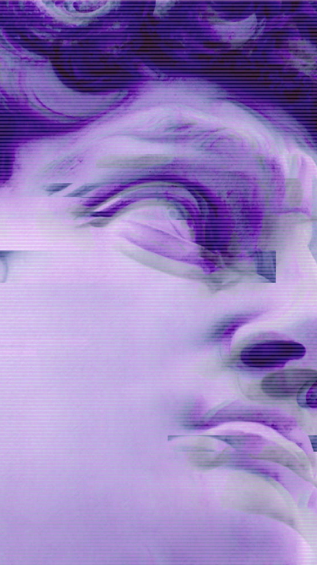 帶有紫色和白色數位扭曲的故障效果肖像。