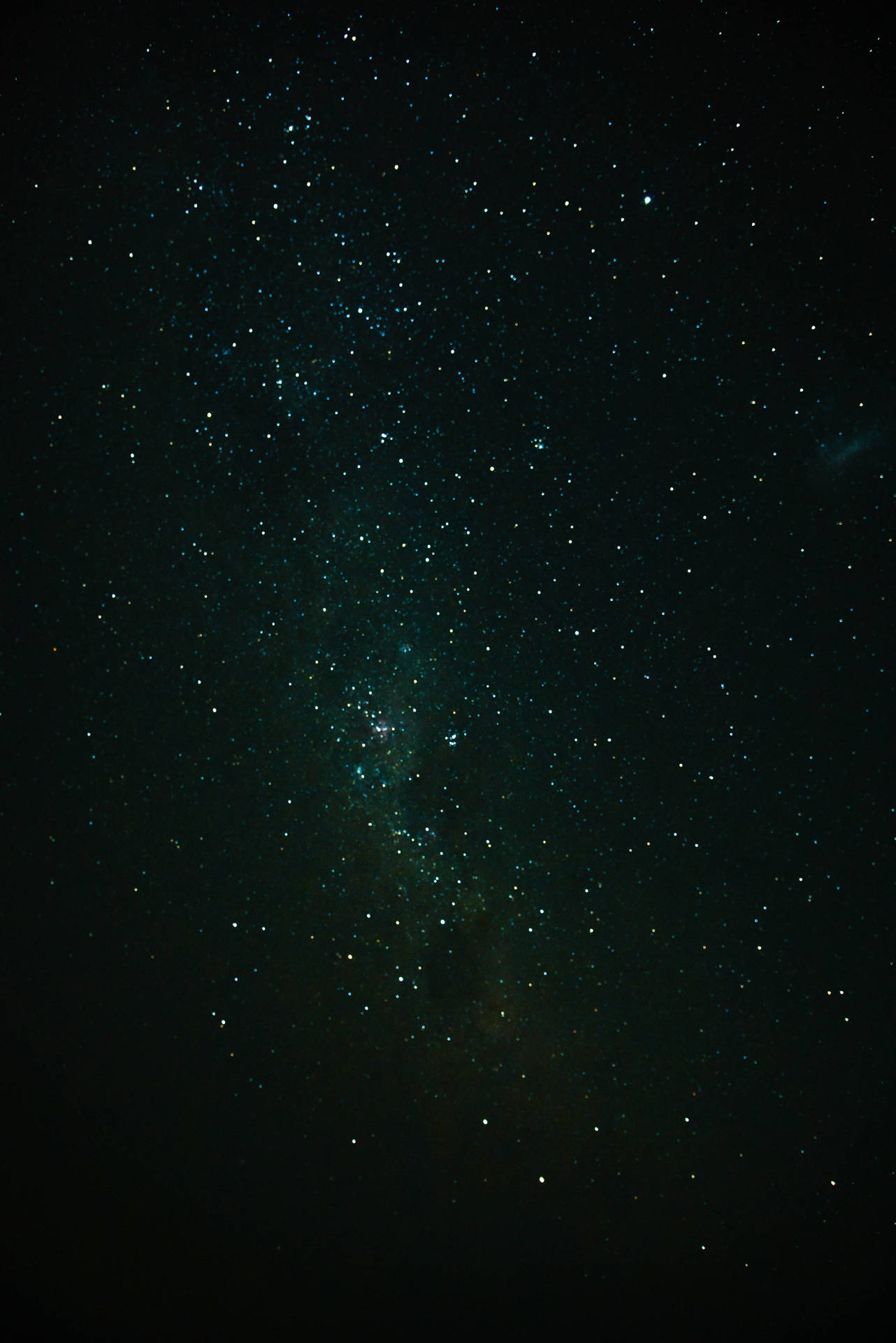 黑暗夜空中有青綠色星星的銀河系