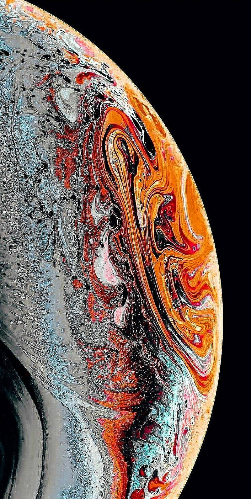 iPhone 11 黑色星球 壁紙 — 一個旋轉的抽象球體，帶有熾熱的橙紅色和冷銀色，襯托在純黑背景上。