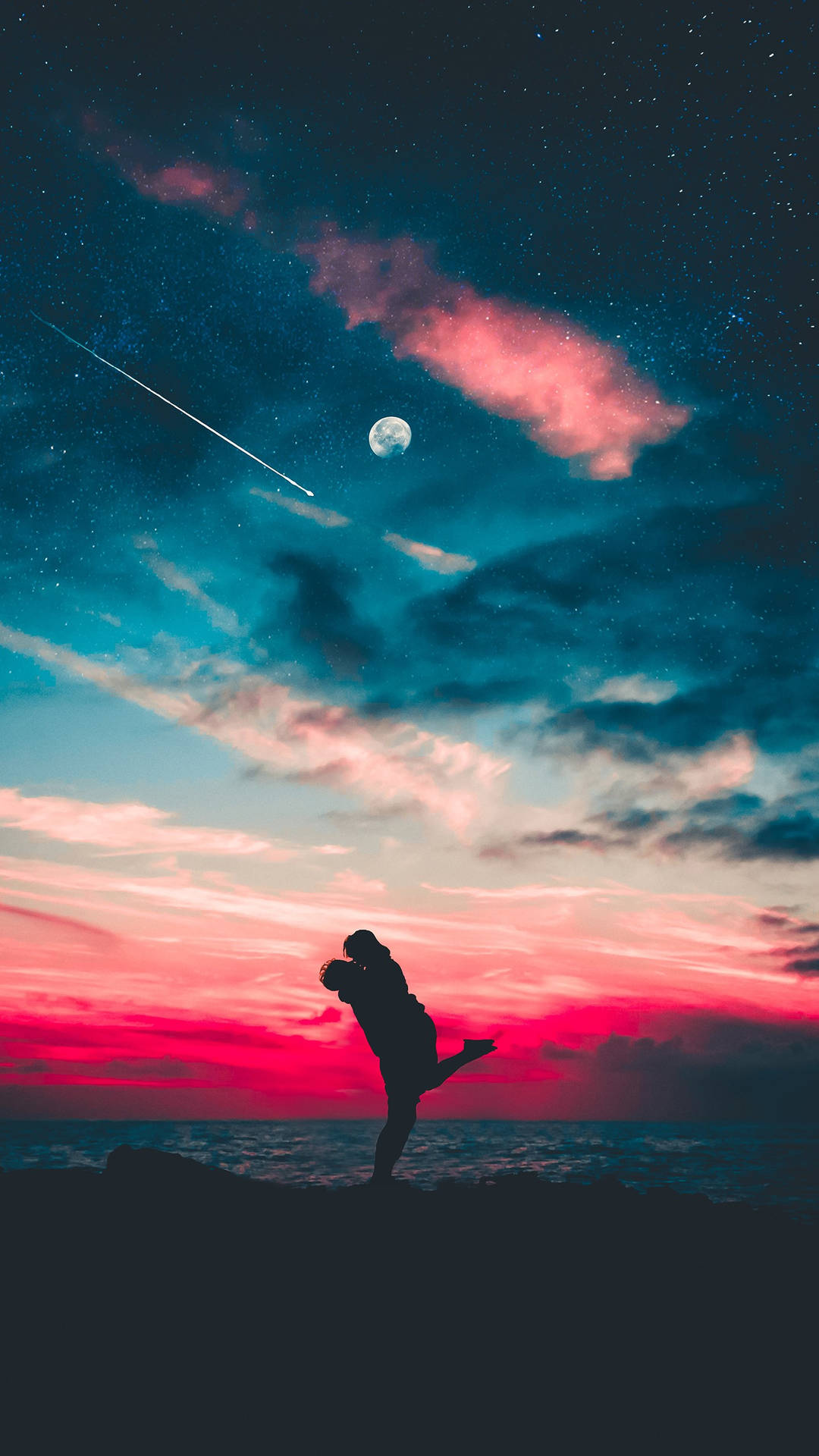 一對情侶在黃昏時分在懸崖上擁抱，星空下伴有流星和月亮。