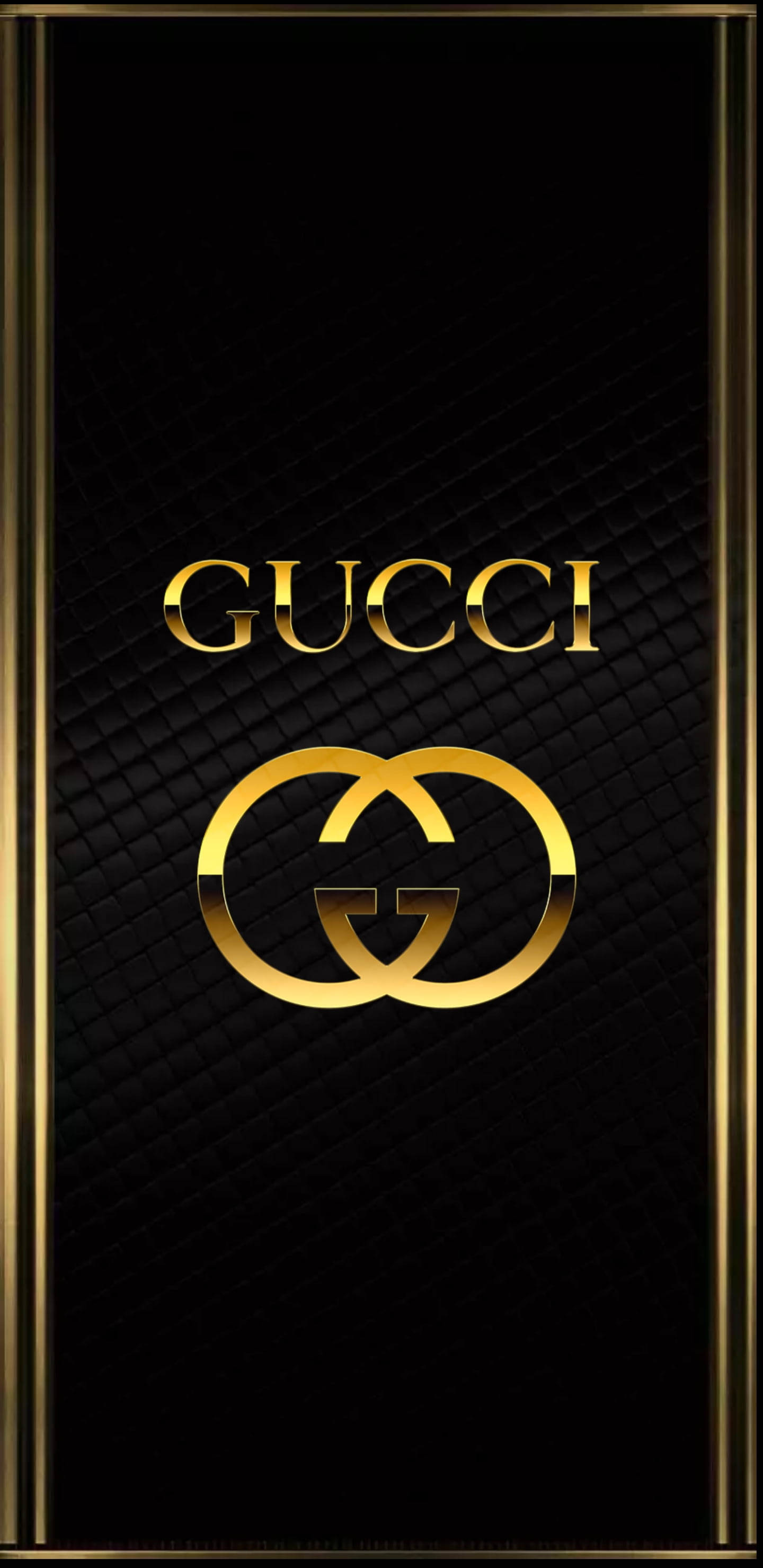 奢華 iPhone 12 Pro Max 金色搭配 Gucci 標誌 壁紙 — Gucci 標誌以閃爍金色呈現於紋理黑色皮革上，配以金色邊框。