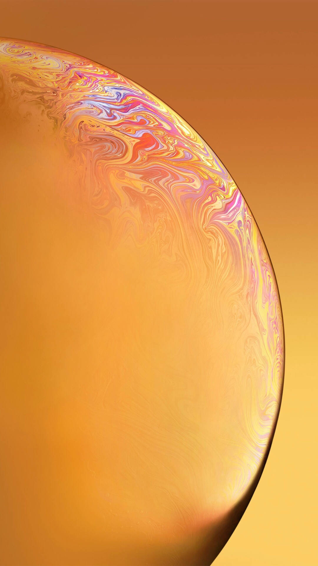 iPhone 12 Pro Max 金色星球壁紙 壁紙 — 一個肥皂泡的特寫，在溫暖的金色漸變背景上閃爍著旋轉的彩虹色。